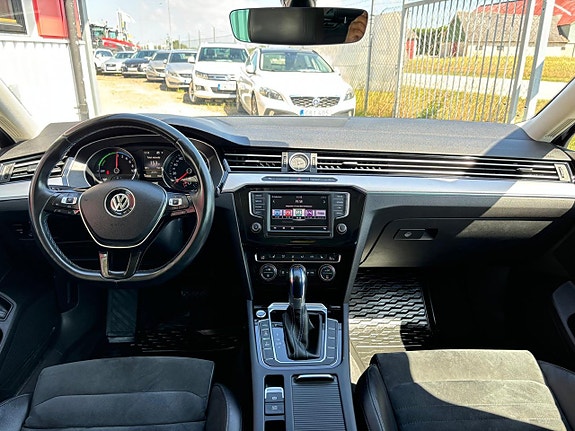 Volkswagen Passat 9 of 30