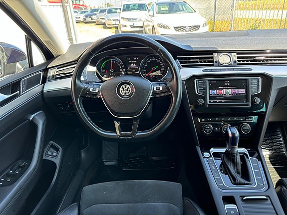Volkswagen Passat 10 of 30