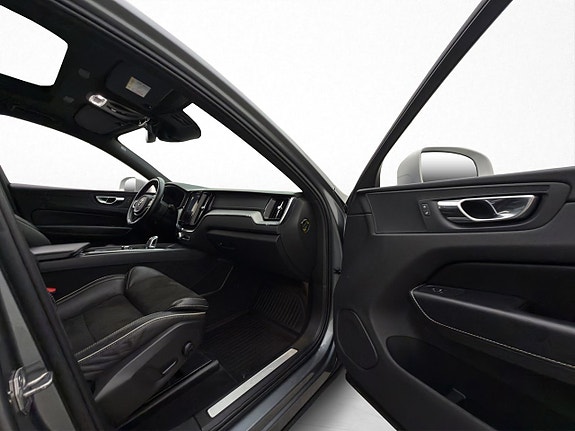 Volvo XC60 13 of 30