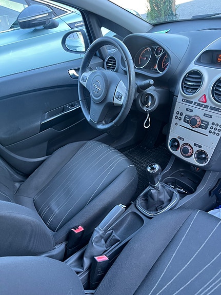 Opel Corsa 2 of 4
