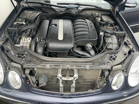 Mercedes-Benz E270 8 of 12