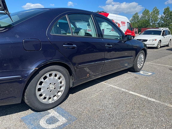 Mercedes-Benz E270 5 of 5