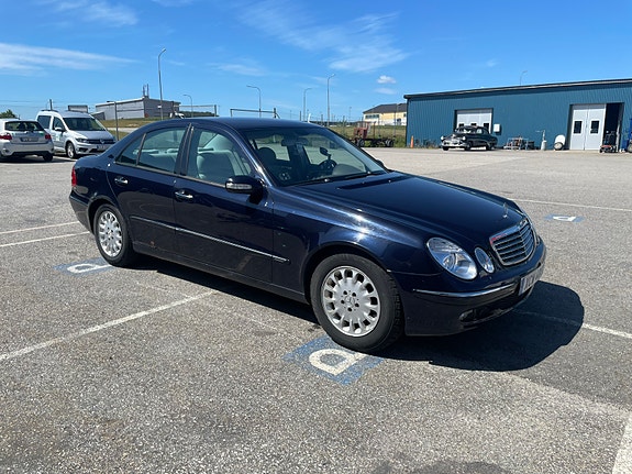 Mercedes-Benz E270 3 of 5