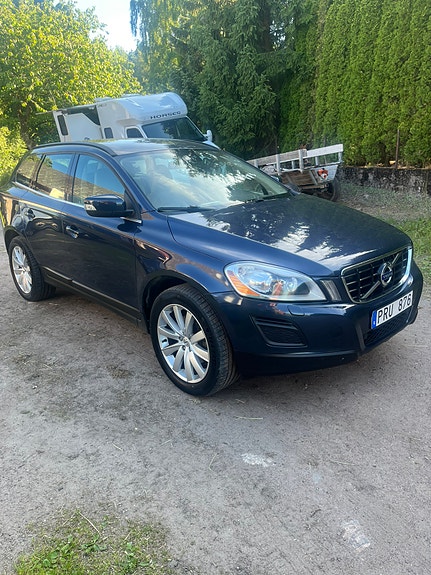 Volvo XC60 2 of 16