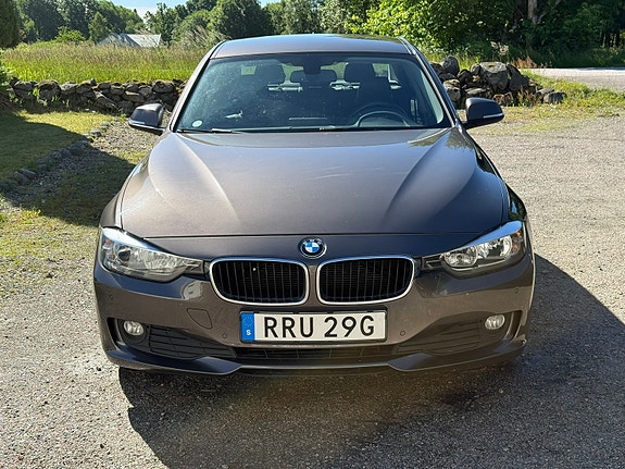 BMW 316d 2 of 5