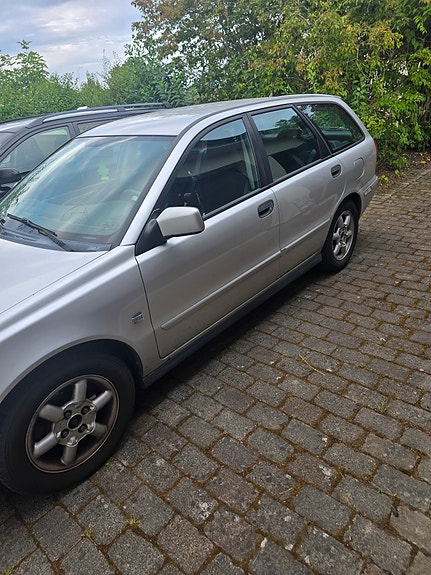 Volvo V40 2 of 5