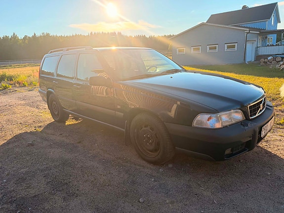 Volvo XC70 2 of 5