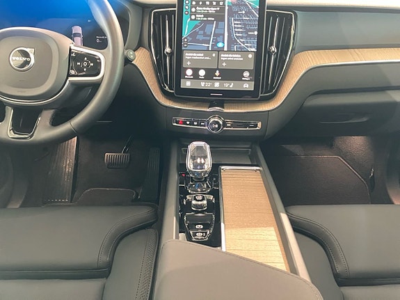 Volvo XC60 13 of 16