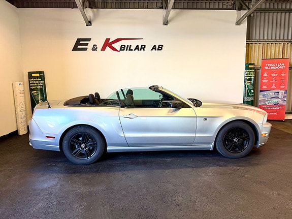 Ford Mustang 4 of 5