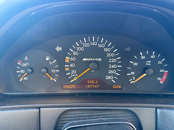 Mercedes-Benz E55 10 of 11
