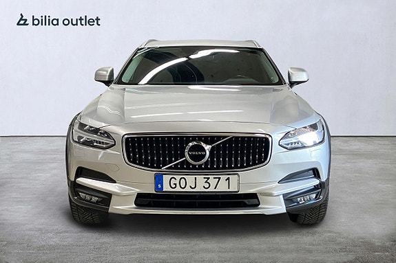 Volvo V90 Cross Country 3 of 5