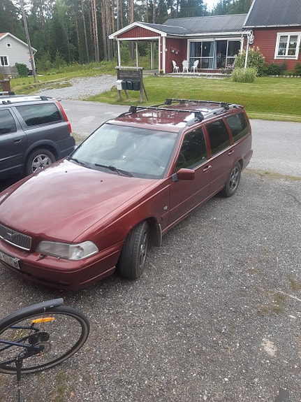 Volvo V70 2 of 2