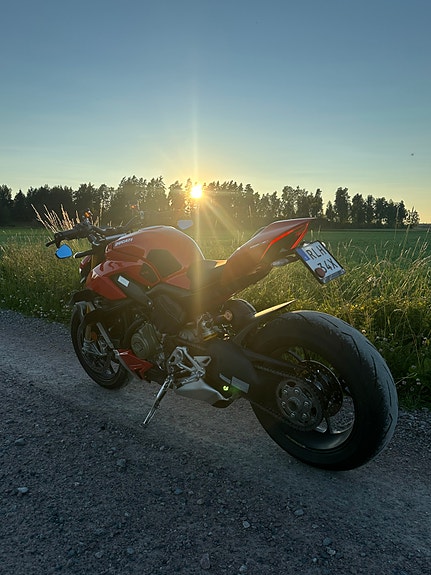 Ducati Streetfighter V4S 3 of 4