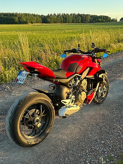 Ducati Streetfighter V4S 2 of 4