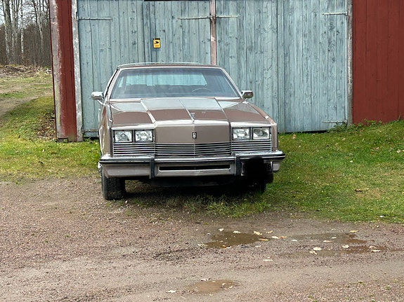 Oldsmobile Toronado 2 of 5