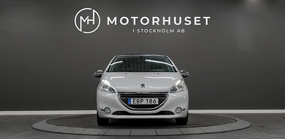 Peugeot 208 2 of 5