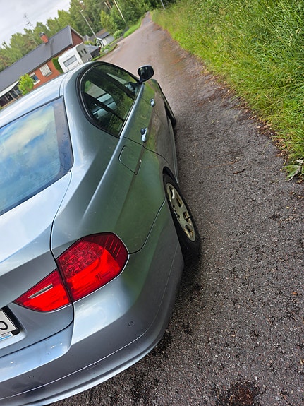 BMW 320i 3 of 5
