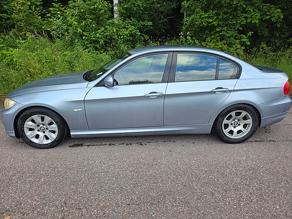 BMW 320i 4 of 5