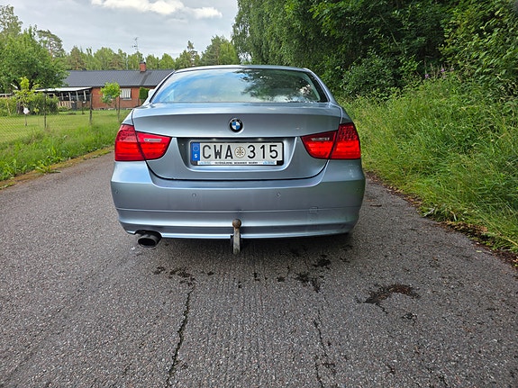 BMW 320i 2 of 5