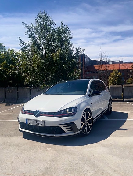 Volkswagen Golf VII 11 of 11