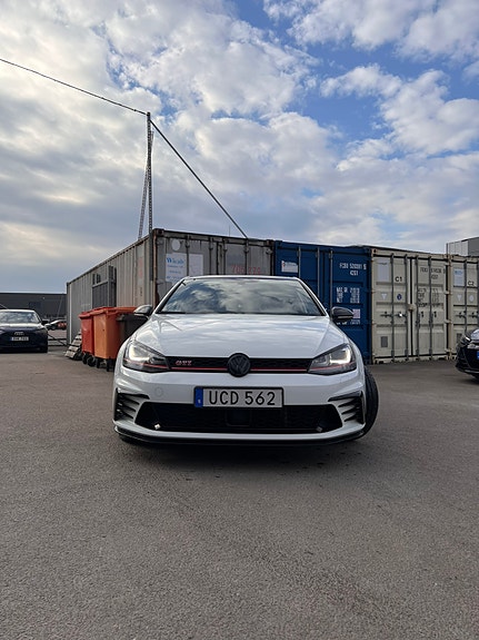 Volkswagen Golf VII 10 of 11