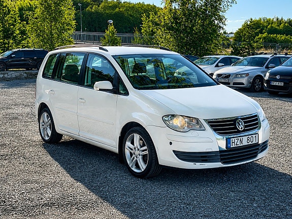 Volkswagen Touran 2 of 21