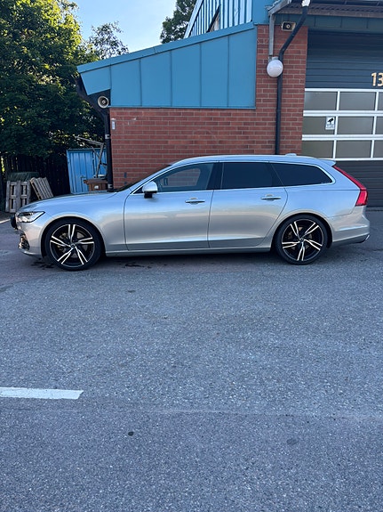 Volvo V90 2 of 5
