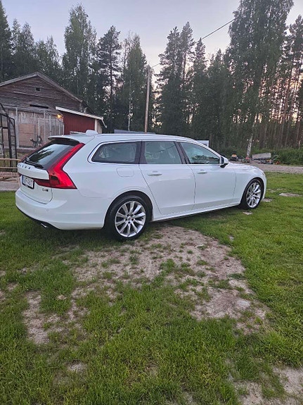 Volvo V90 2 of 5