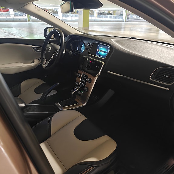 Volvo V40 Cross Country 10 of 22