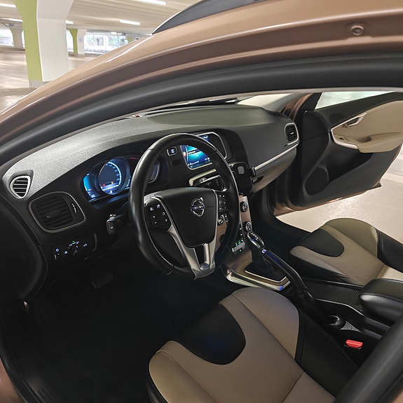 Volvo V40 Cross Country 14 of 22