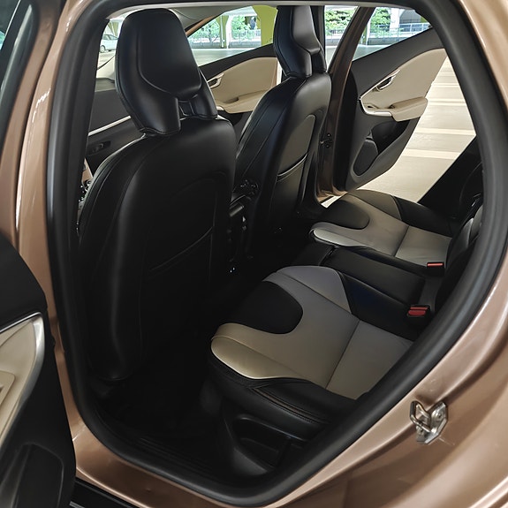 Volvo V40 Cross Country 12 of 22
