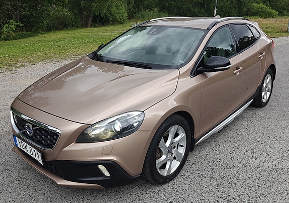 Volvo V40 Cross Country 2 of 5