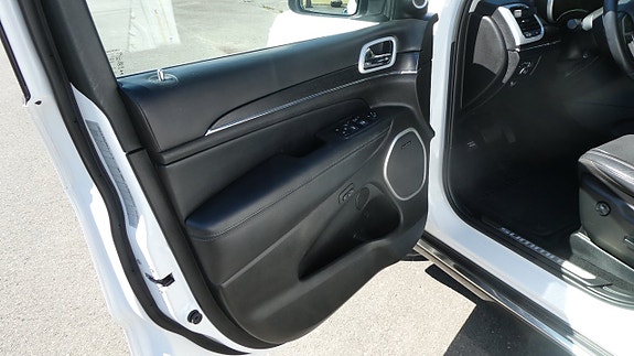 Jeep Grand Cherokee 14 of 27