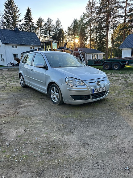 Volkswagen Polo 2 of 8