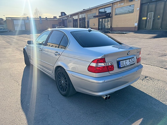 BMW 330i 3 of 5