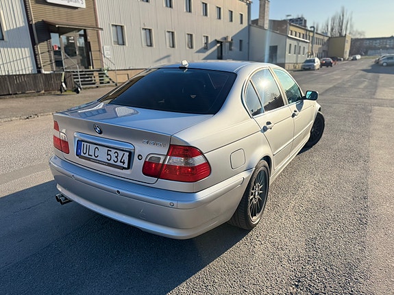 BMW 330i 4 of 5