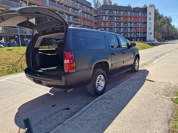 Chevrolet Suburban 3 of 5
