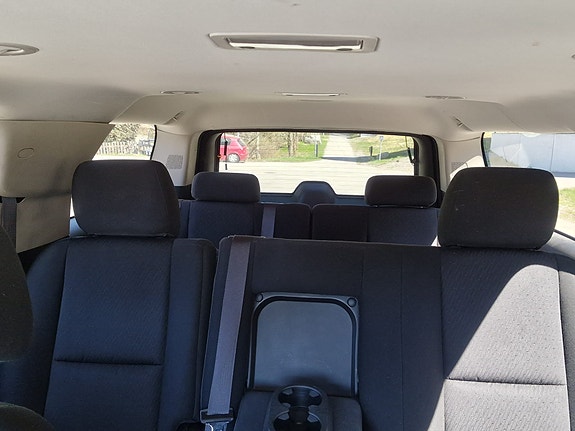 Chevrolet Suburban 9 of 12