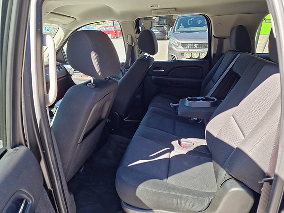 Chevrolet Suburban 7 of 12