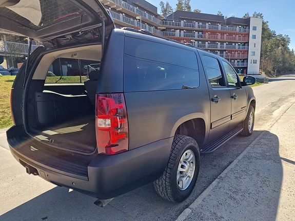 Chevrolet Suburban 6 of 12