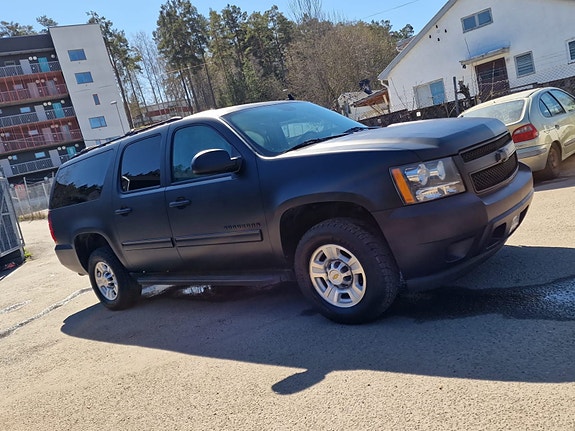 Chevrolet Suburban 4 of 5
