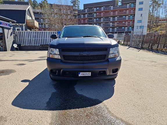 Chevrolet Suburban 2 of 5