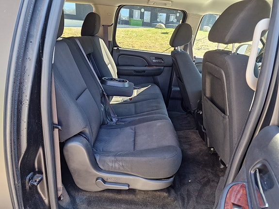 Chevrolet Suburban 10 of 12