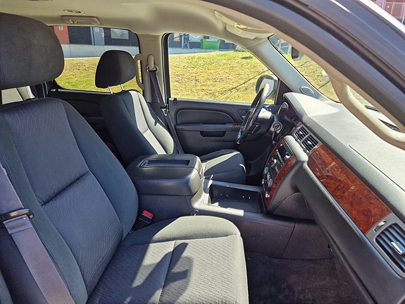 Chevrolet Suburban 8 of 12