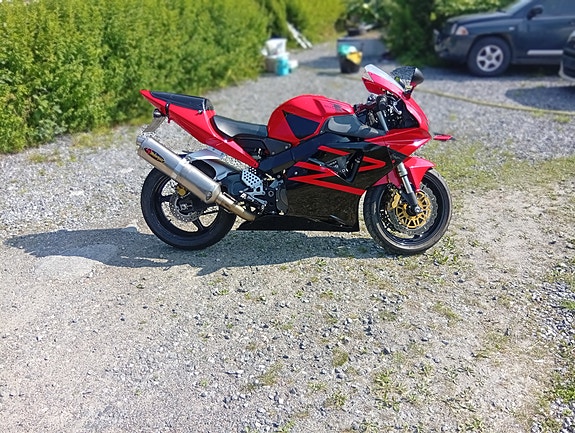 Honda CBR900RR 2 of 10