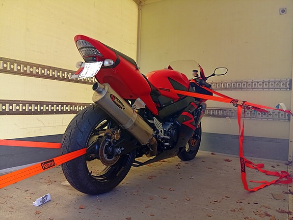 Honda CBR900RR 3 of 10