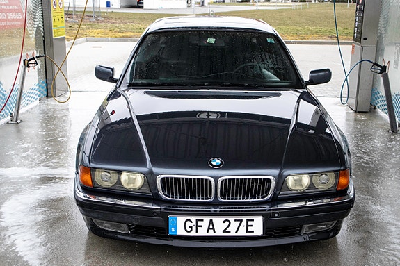 BMW 750i 3 of 5