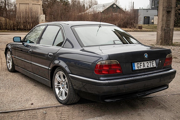 BMW 750i 5 of 5