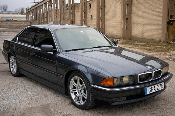 BMW 750i 2 of 5