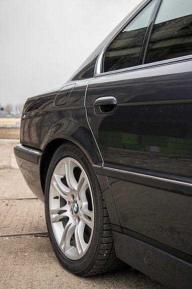 BMW 750i 4 of 5